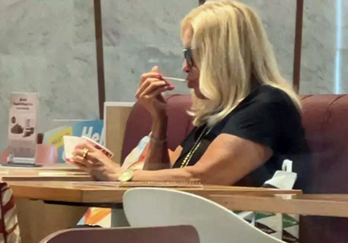 Bárbara Rey comiéndose un helado en Marbella.