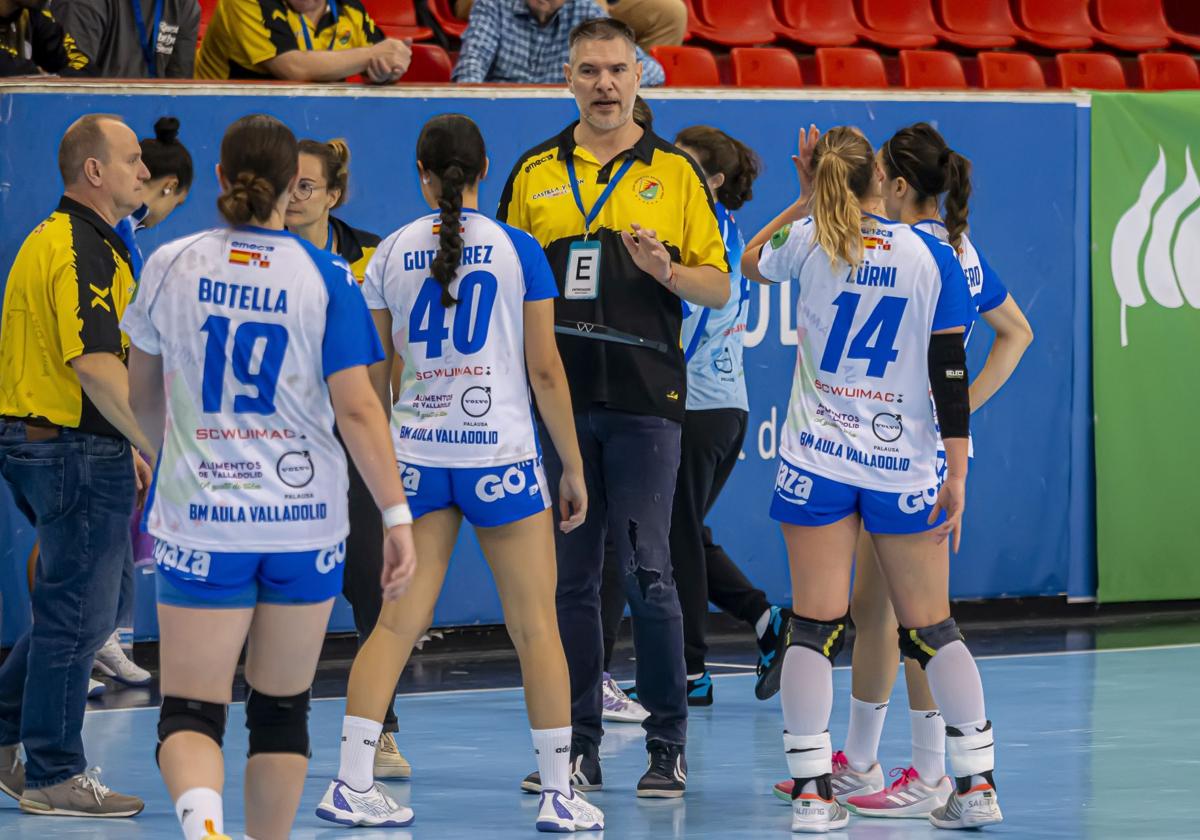 Salva Puig da instrucciones en el último partido jugado ante Kosovo.