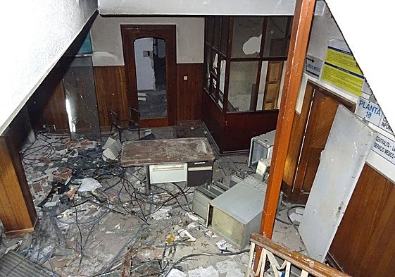 Recepción de las antiguas oficina de Acor, destrozadas y desvalijadas desde su cierre.
