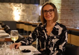 La escritora vallisoletana Andrea Longarela en el restaurante Le Bistró.