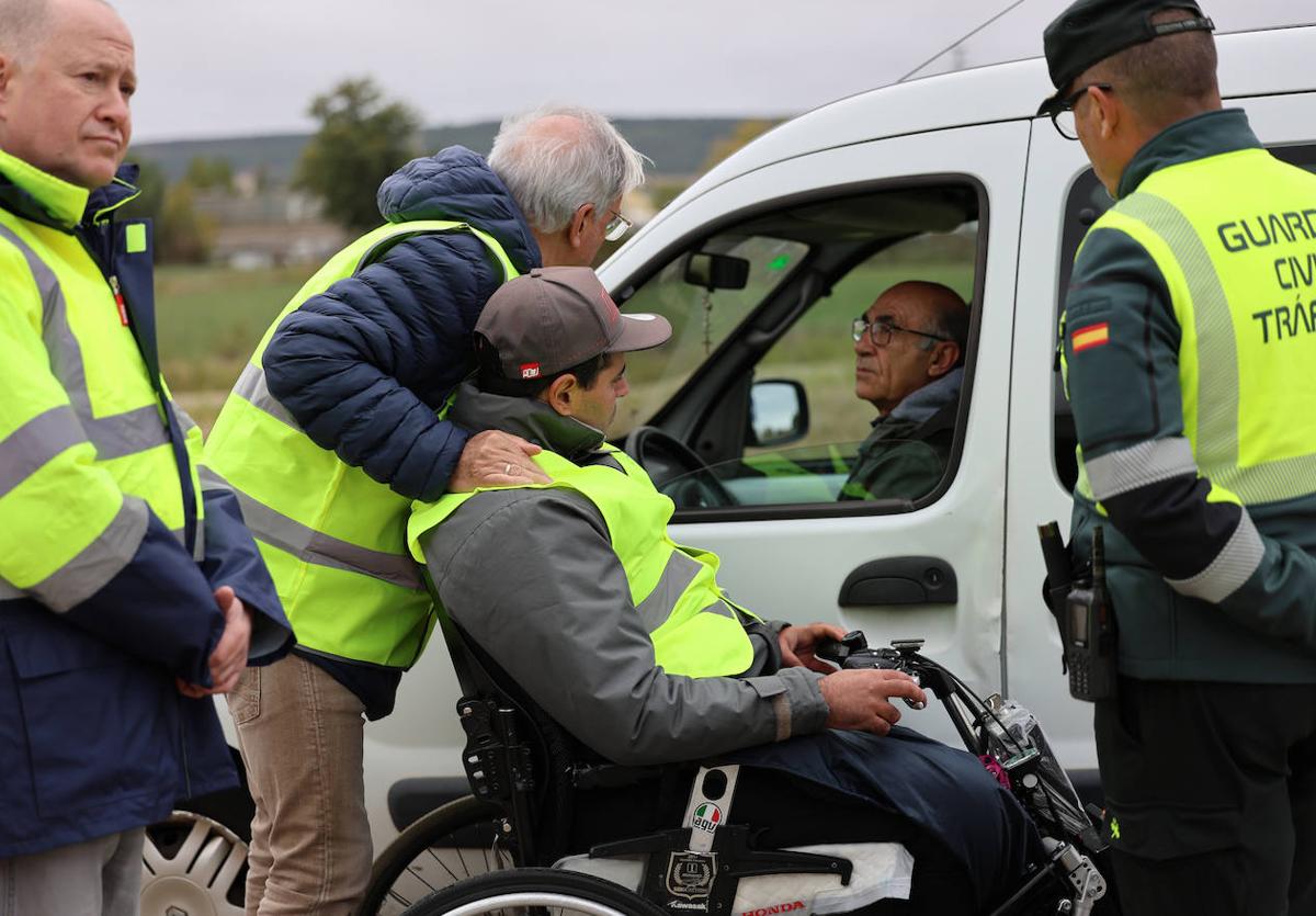 Presentación de la campaña de Tráfico contra las distracciones al volante, con un voluntario de Aspaym.