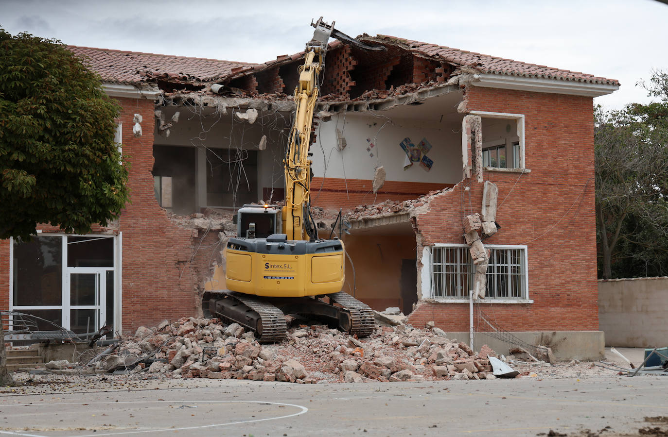 El colegio de Dueñas se reduce a escombros