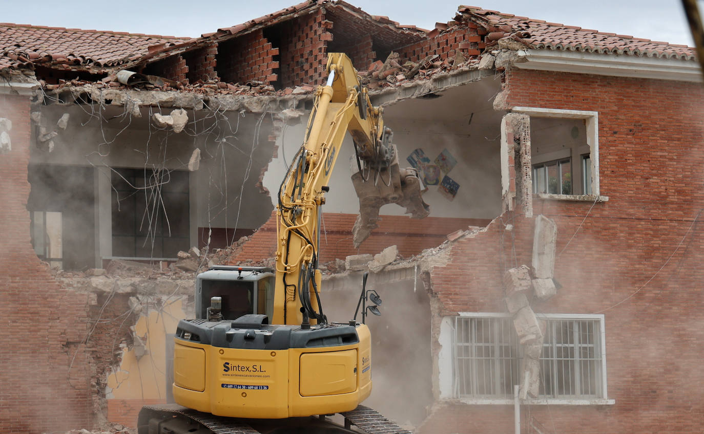 El colegio de Dueñas se reduce a escombros