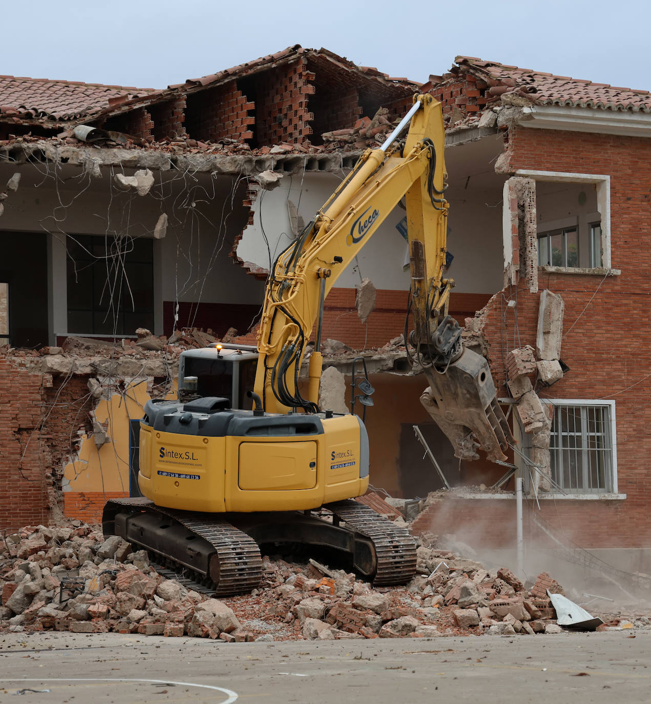 El colegio de Dueñas se reduce a escombros