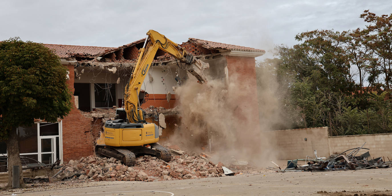 El colegio de Dueñas se reduce a escombros