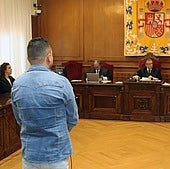 «Me atizó con el vaso sin verle venir y de repente tenía la cara ensangrentada»