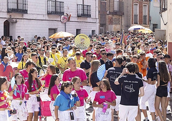 Tudela de Duero durante el desfile de peñas de sus fiestas patronales
