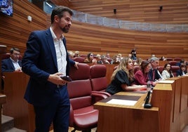 Luis Tudanca llega a su escaño esta mañana para la sesión matinal del Pleno de las Cortes de Castilla y León.