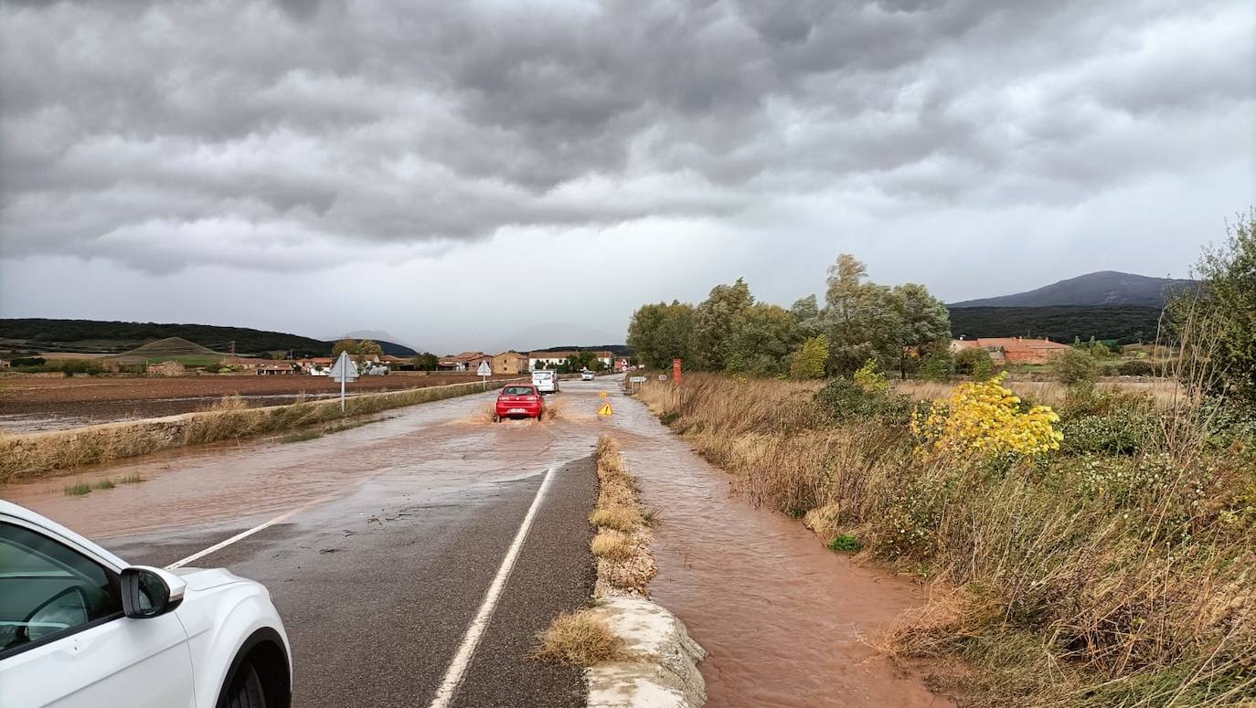 El río Rubagón anega carreteras en el norte palentino