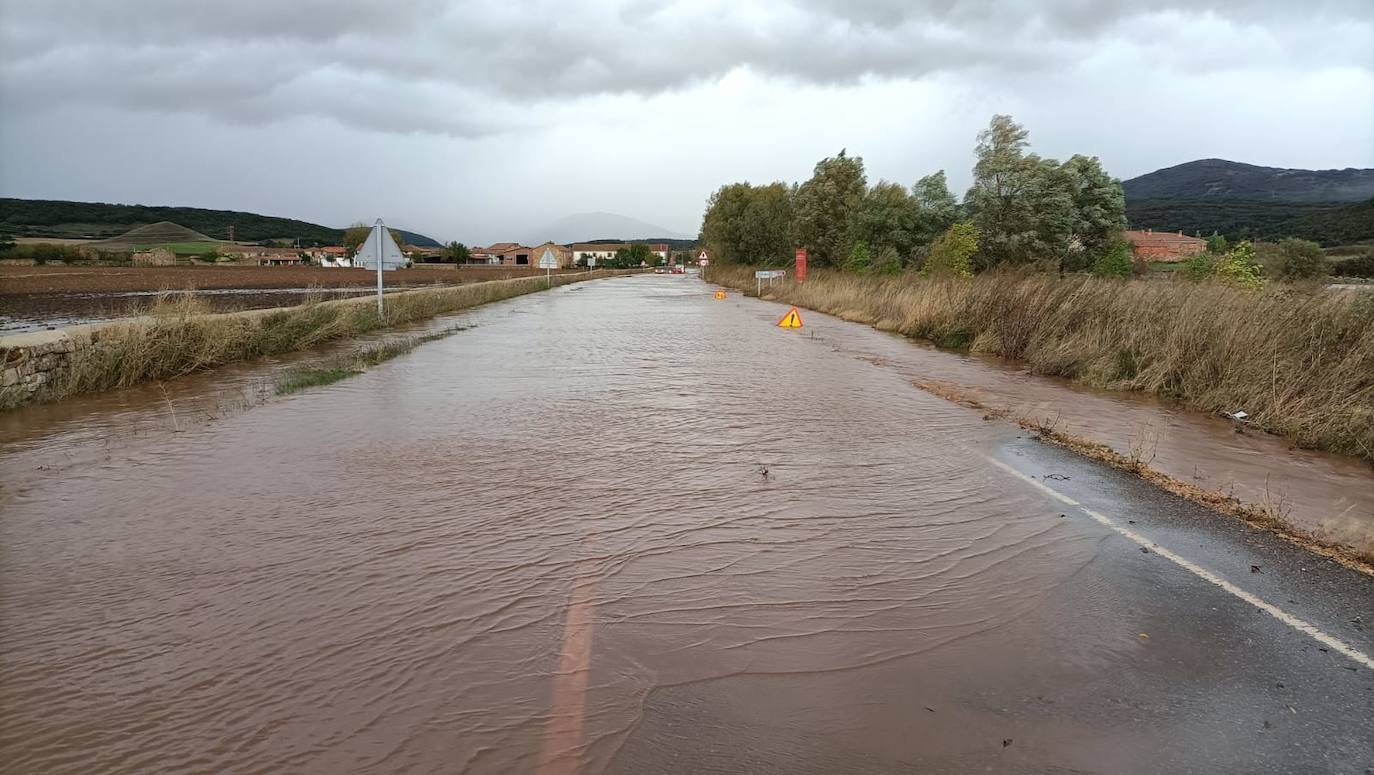 El río Rubagón anega carreteras en el norte palentino