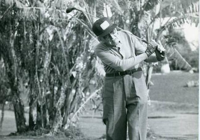 Joaquín Velasco Martín jugando al golf con 100 años.