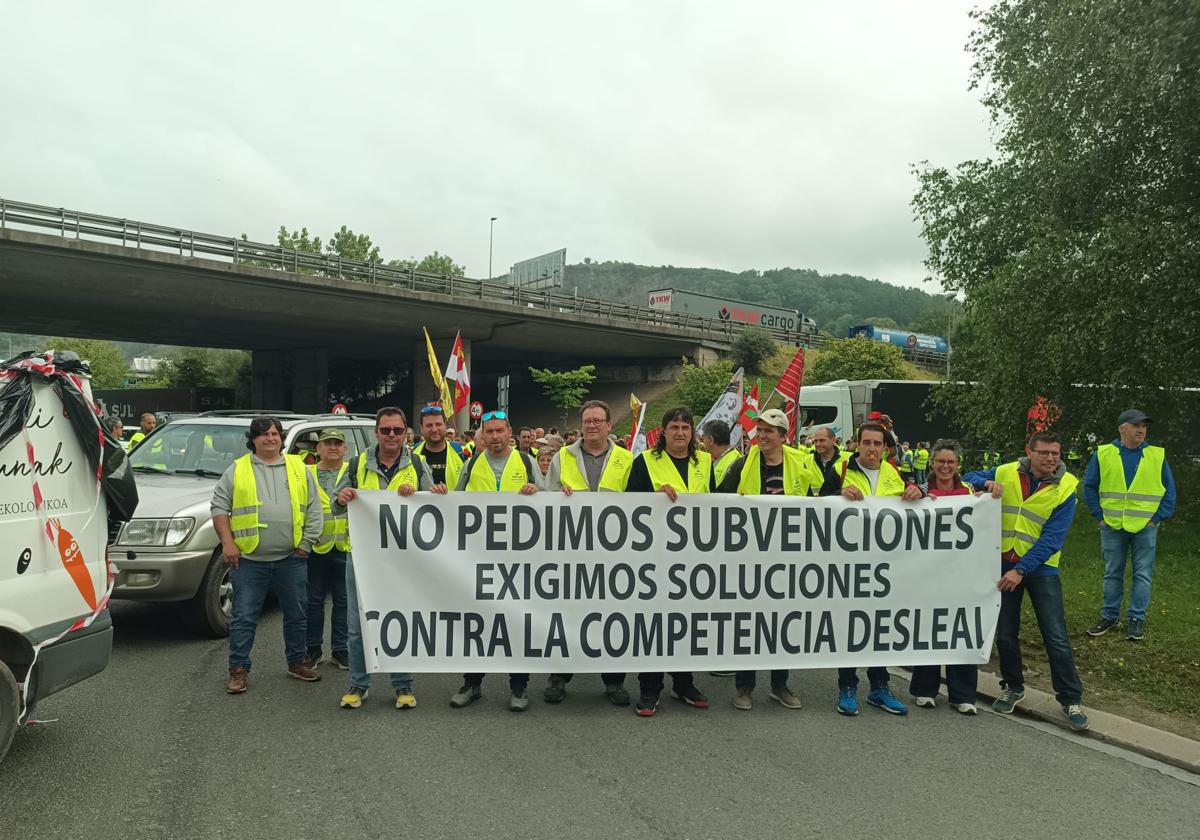 Agricultores integrantes de Agrygal en una movilización en Irún, el pasado mes de junio.