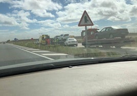 La ambulancia traslada a los heridos mientras la grúa carga los coches siniestrados.