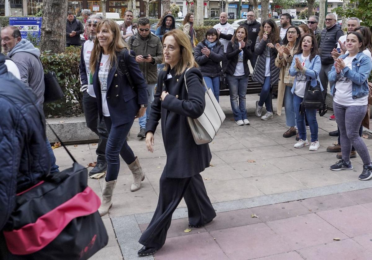 Los representantes de la plantilla de Bimbo animados por sus compañeros ayer.