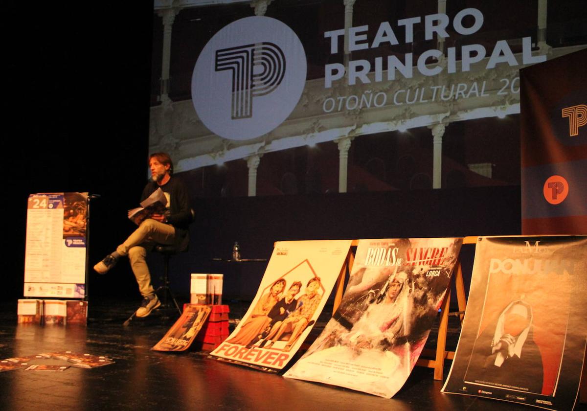 El concejal Fran Fernández, en la presentación del programa en el Teatro Principal.