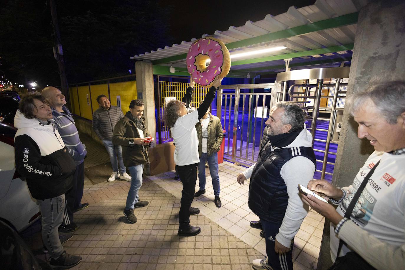 Los trabajadores de Bimbo inician la huelga a las puertas de la fábrica