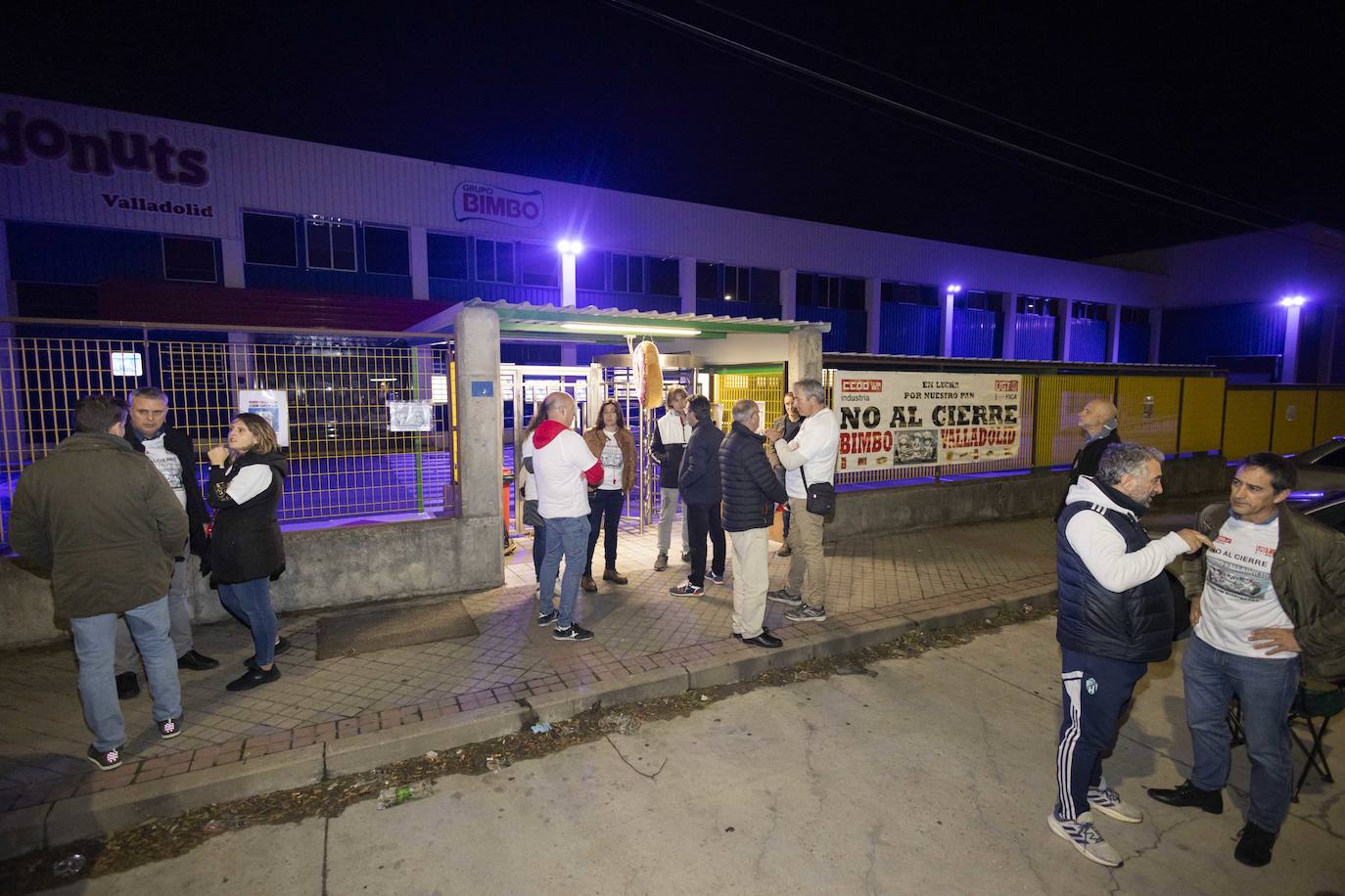 Los trabajadores de Bimbo inician la huelga a las puertas de la fábrica