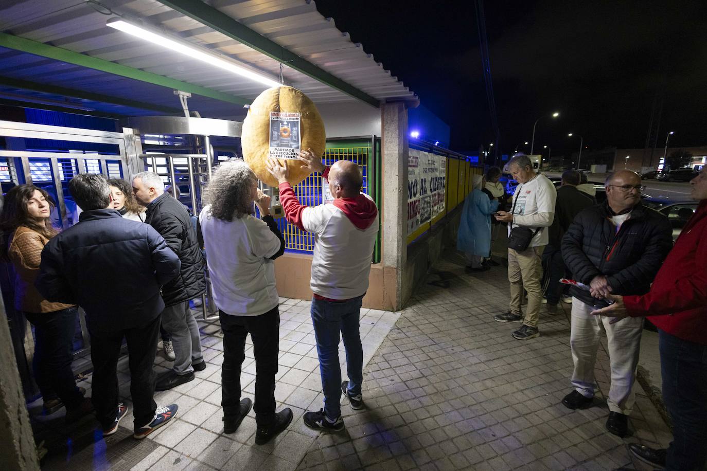 Los trabajadores de Bimbo inician la huelga a las puertas de la fábrica