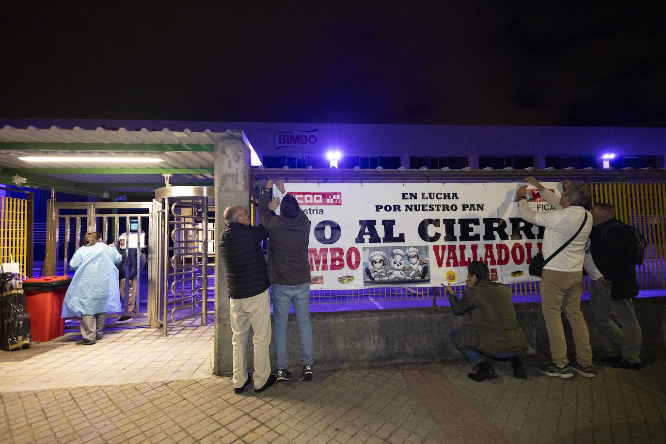 Los trabajadores de Bimbo inician la huelga a las puertas de la fábrica