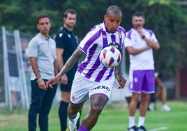 Kenedy se lleva el balón ante la mirada del técnico del Leganés, Borja Jiménez.