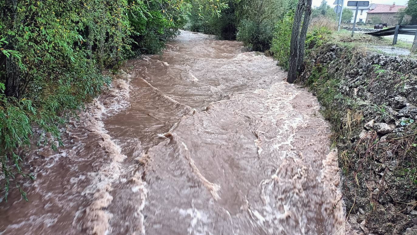 El río Rubagón anega carreteras en el norte palentino