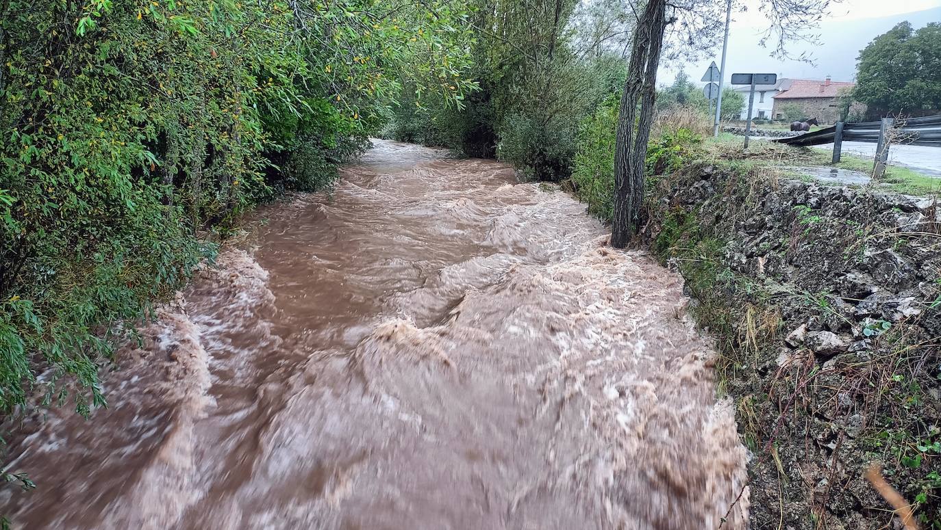 El río Rubagón anega carreteras en el norte palentino