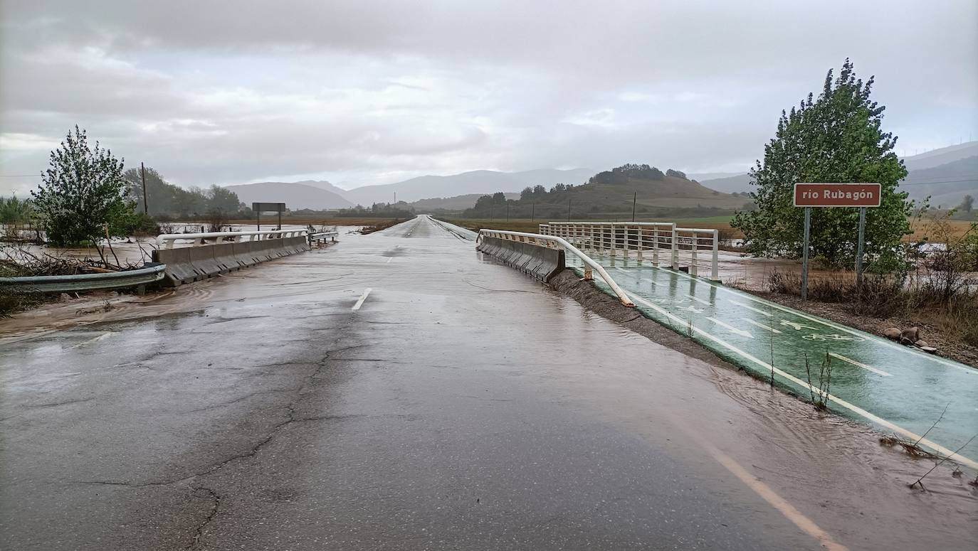 El río Rubagón anega carreteras en el norte palentino