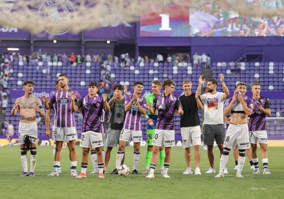 Los jugadores del Real Valladolid aplauden a sus aficionados tras el partido con el Espanyol.