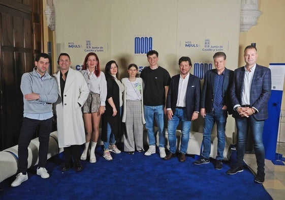 José Martín, segundo por la izquierda, entre otros participantes en la pasarela.