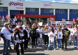 Los trabajadores de Bimbo, concentrados delante de la fábrica de Valladolid este jueves.