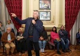Chema Manzano explica su exposición en un concurrido Casino, este jueves.
