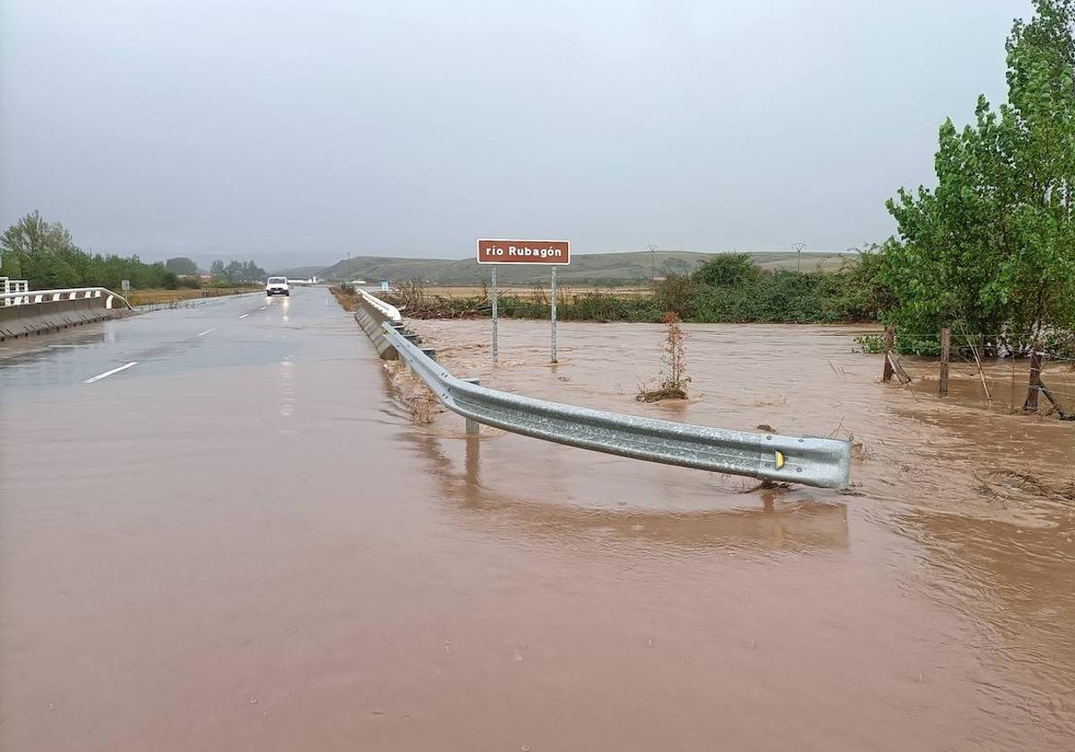 El río Rubagón, desbordado en el entorno de Nestar.