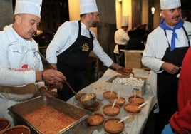 Cocineros reparten las Sopas del Santo durante el festivo de 2023.