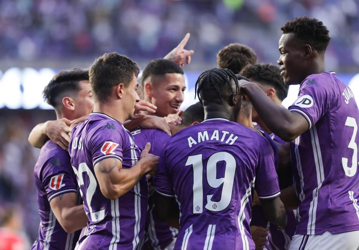 Los jugadores del Real Valladolid celebran el gol de Amallah que puso al equipo por delante ante el Rayo antes de caer por 1-2.