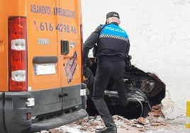 Un Policía Local de Salamanca trata de devolver el coche al garaje.