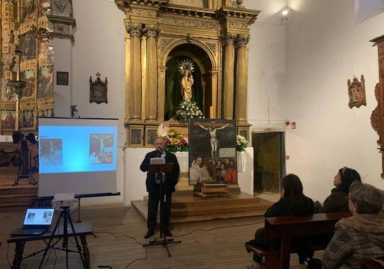 El delegado diocesano de Patrimonio explica este viernes la obra restaurada.
