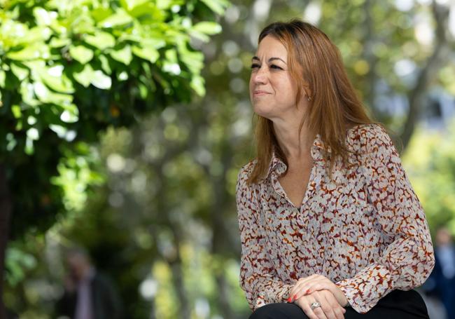 Débora Serrano posa para la entrevista junto al Campo Grande de Valladolid.