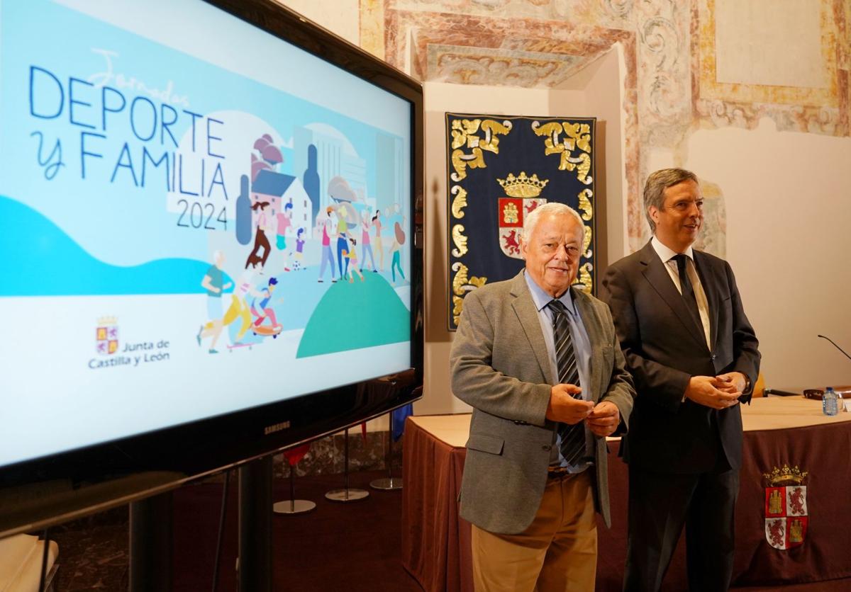 El consejero de Cultura, Gonzalo Santonja, junto a Enrique Sánchez-Guijo en la presentación de las jornadas.