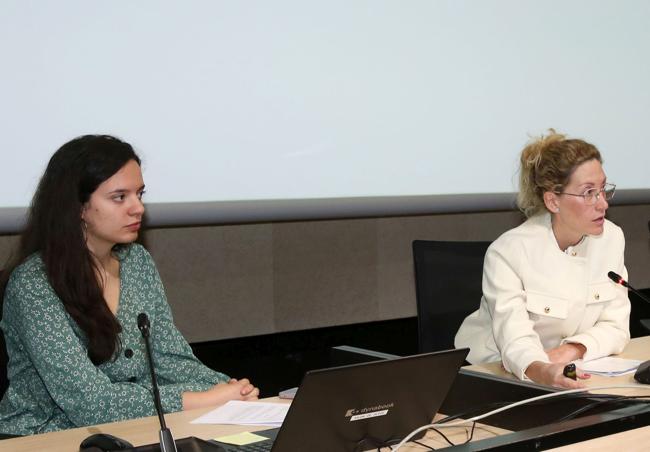 La vicedecana de la Facultad de Enfermería de Valladolid, María López (derecha), interviene en la presentación junto a Lucía Rodríguez, alumna y presidenta de ELNA.