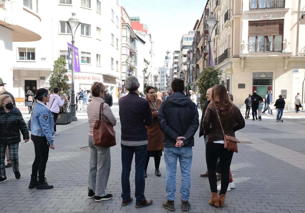 Una guía, durante una visita turística por Valladolid en una imagen de archivo.