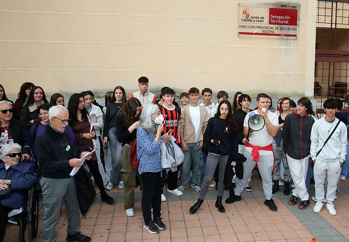 Parte de los alumnos y algunos profesores que este viernes han protestado en Segovia contra la indefinición de la PAU.