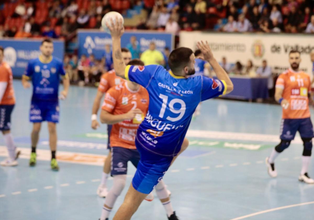 Miguel Martínez lanza a la portería alicantina, en el choque de la pasada temporada ante el Benidorm en Huerta del Rey.