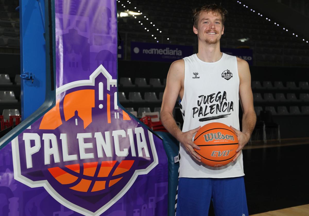 El jugador estadounidense Adam Kinkel posa este jueves en el Pabellón Municipal.