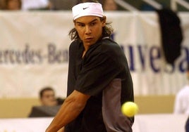 Rafa Nadal devuelve una bola en la pista instalada en el Polideportivo Pisuerga en diciembre de 2003.