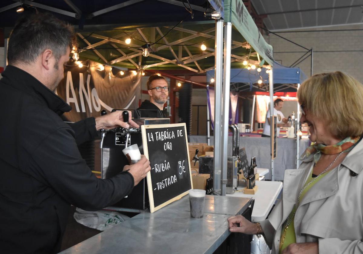 Uno de los puestos de cerveza de la feria en Cervera de Pisuerga.