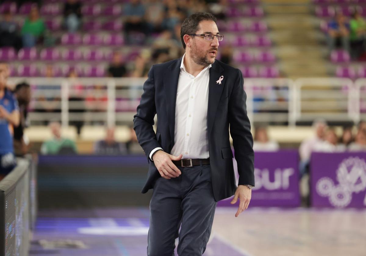 Lolo Encinas, en la banda en el partido ante Fuenlabrada.