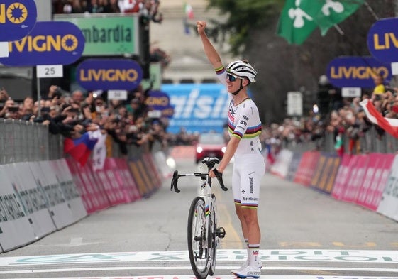 Pogacar celebra la victoria en Lombardia.