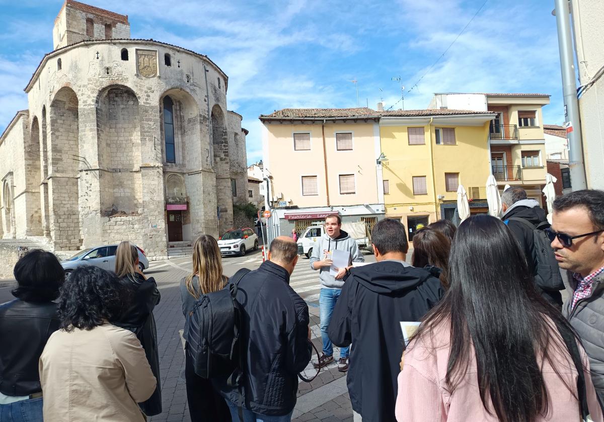 Grupo de visitantes antiende a las explicaciones del guía en una anterior ruta de otoño en Cuéllar.