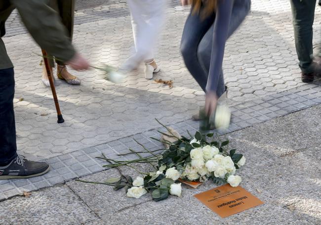 Ramo de flores sobre la placa en homenaje al vallisoletano Lorenzo Motos.