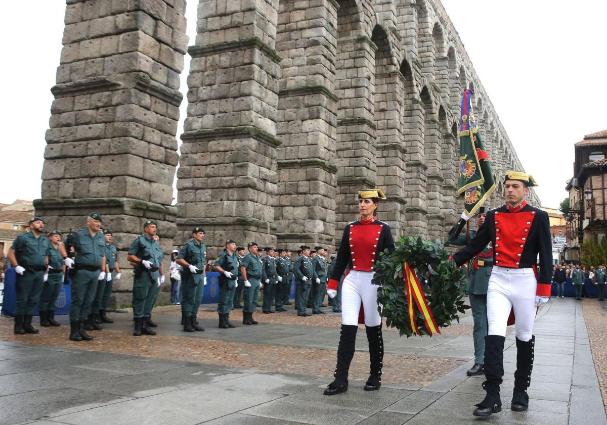 Imagen principal - Arriba, el homenaje a los caídos; abajo a la izquierda, el presidente de la Audiencia de Segovia entrega una de las condecoraciones a uno de los guardias distinguidos, a la derecha, desfile de motoristas. 